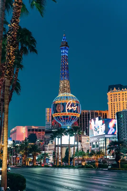 The eiffel tower in las vegas is lit up at night